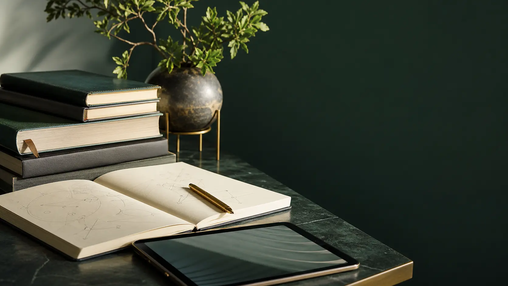 مكتب مع حاسوب ودفتر وقهوة في إضاءة دافئة